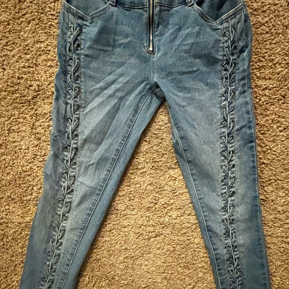 Venus brand Woman size 4 Lace up sides Zipper closure. Great condition No flaws - Picture 4 of 15